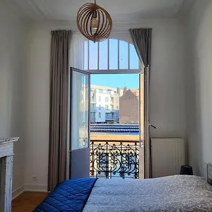 Bed & Blockchain Private With Shared Bathroom Brüssel